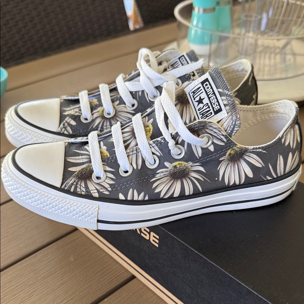 Women’s Converse Daisy Print Low-Top Sneakers size 6